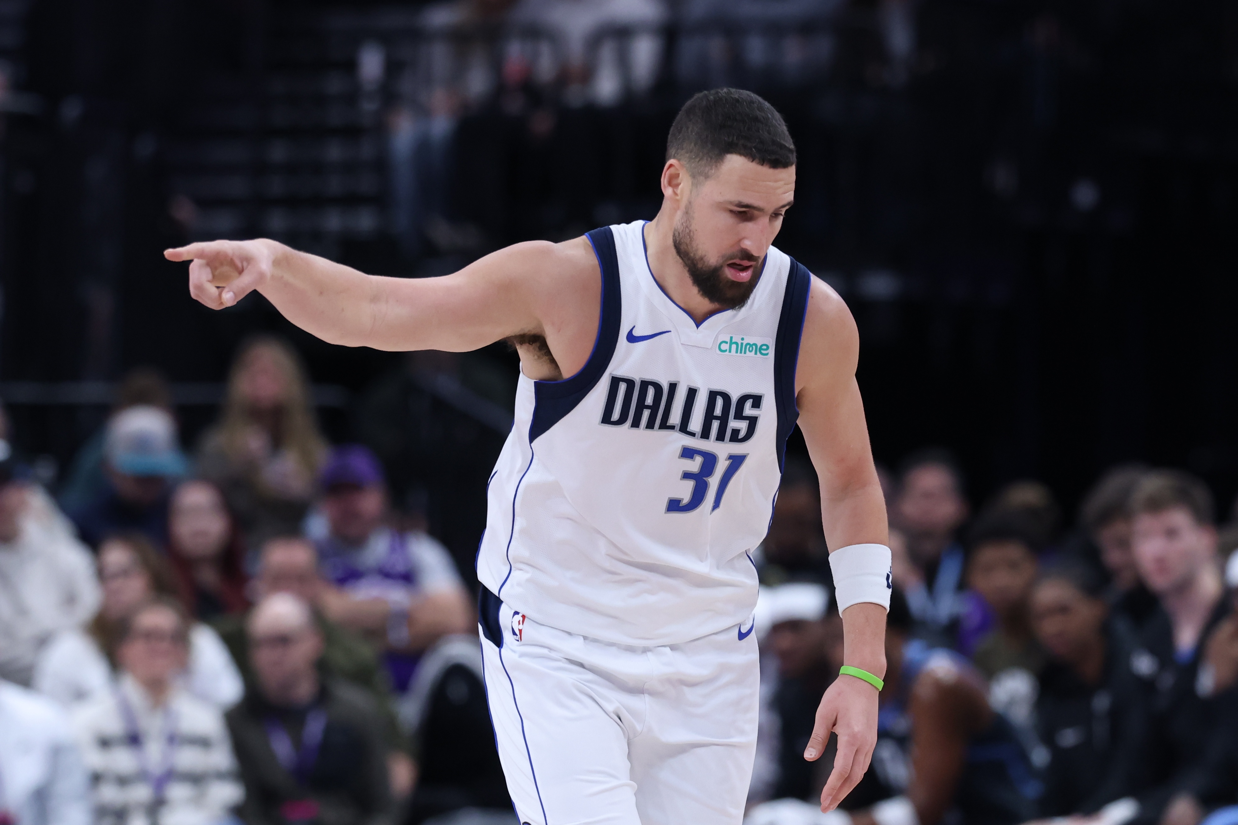 B体育官方-拿到比赛用球！克莱：不知道即将命中第2800记三分 感觉相当不错