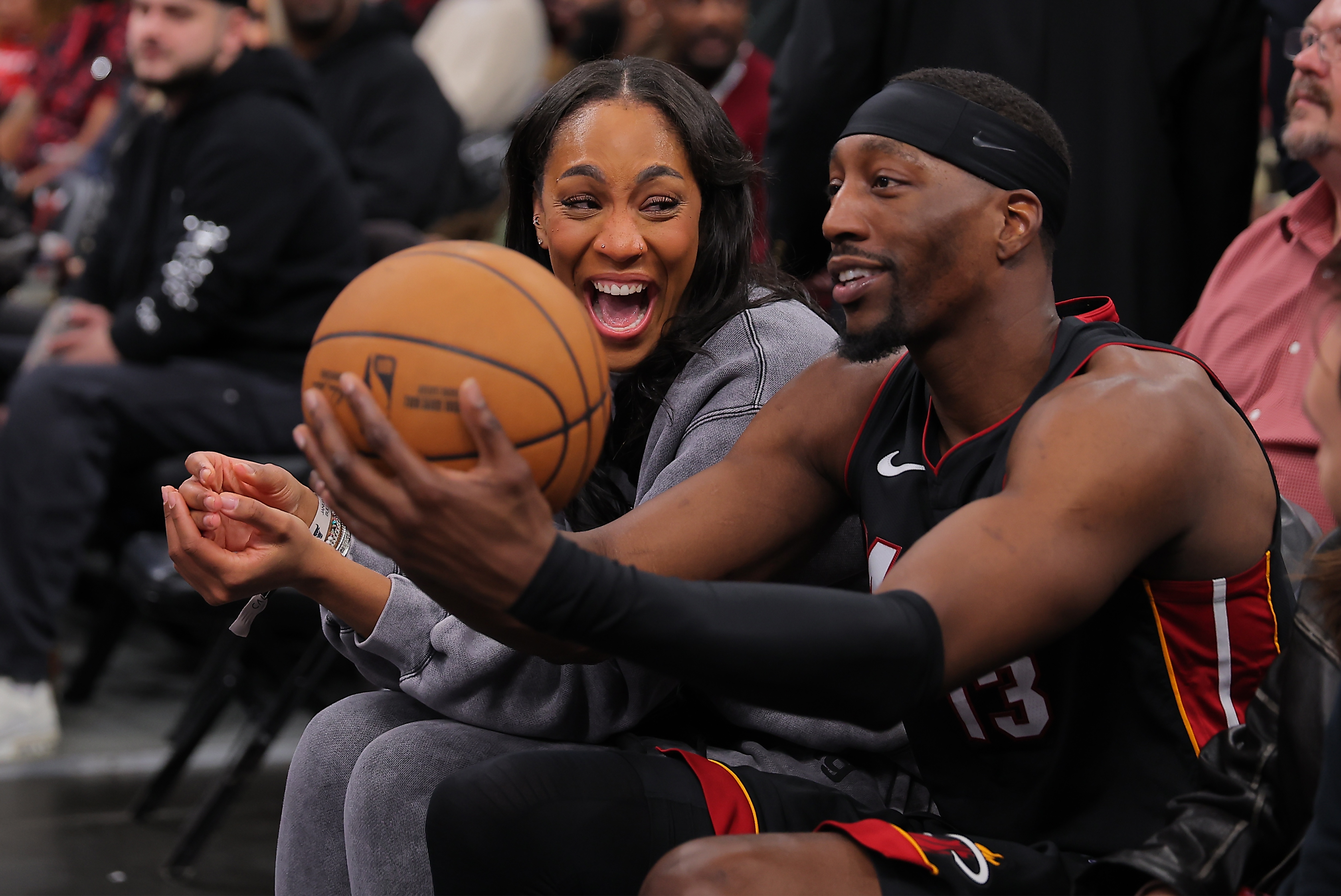 B体育官网-美女记者：某小孩将来会发现爸爸在NBA砍83分 历史地位仍不如妈妈