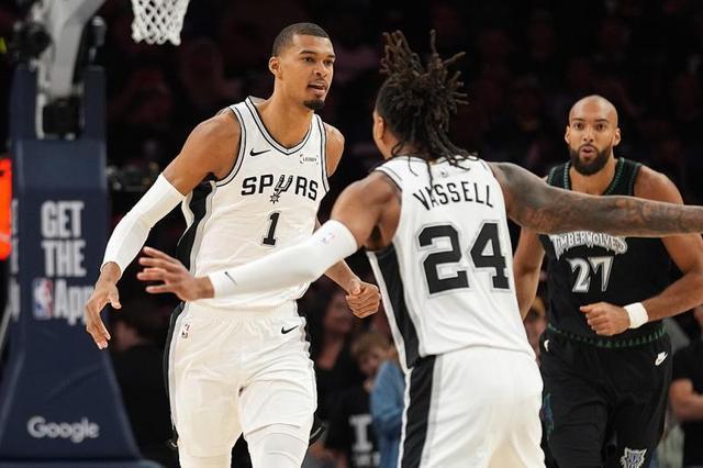 B体育-NBA季后赛｜文班亚马如天神下凡，马刺夺回主场优势
